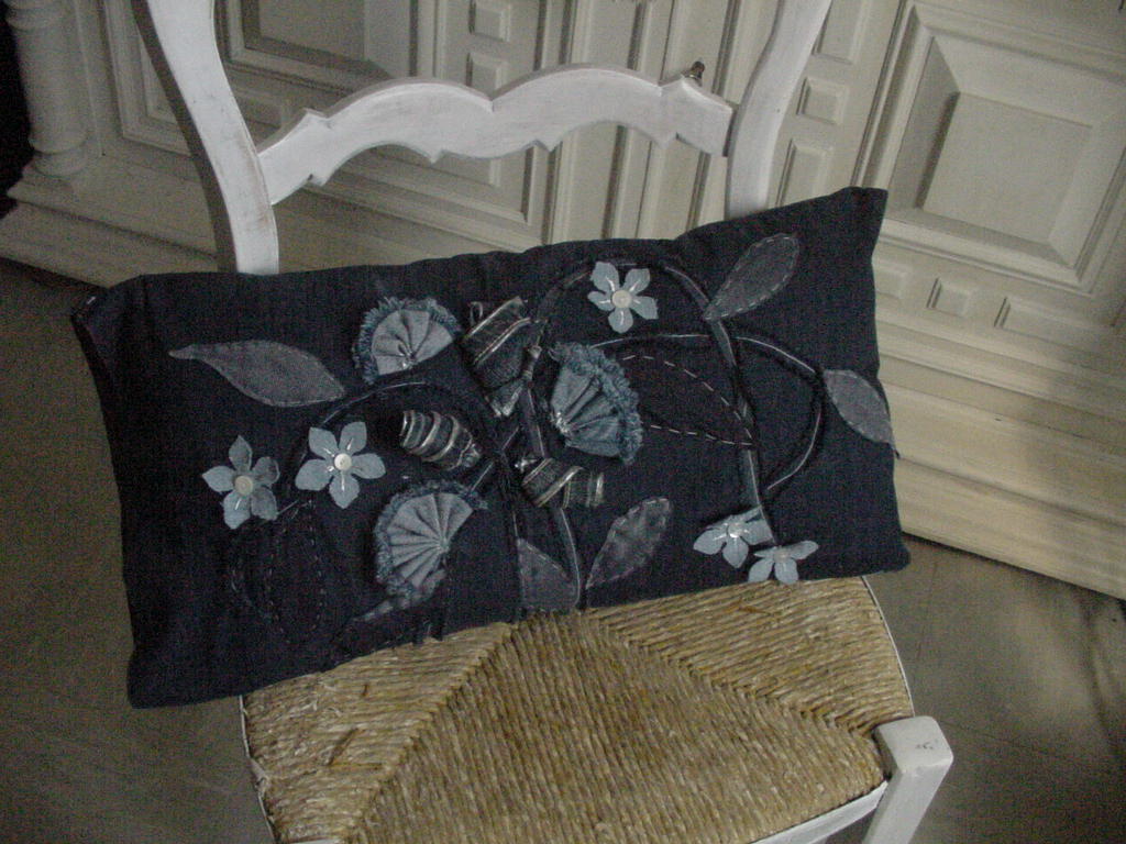 coussin rectangulaire motifs en jean motifs appliqués