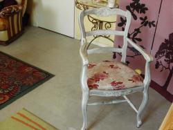 fauteuil argenté coussin de roses