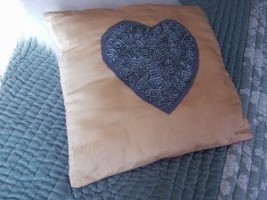 coussin coeur gris